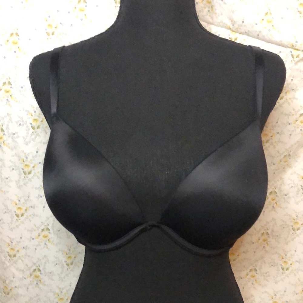 VICTORIA’S SECRET black Wear Everywhere bra. Super push up bra. Size 34 DD.
